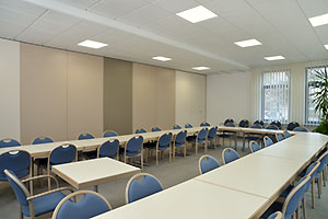 Tagungsraum mit Parlamentbestuhlung in U-Form Tagungsraum mit Parlamentbestuhlung in U-Form