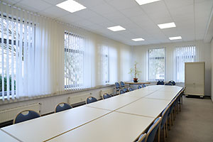 Tagungsraum mit Parlamentbestuhlung in U-Form Tagungsraum mit Parlamentbestuhlung in U-Form